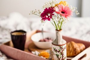 Café da manhã com flores.