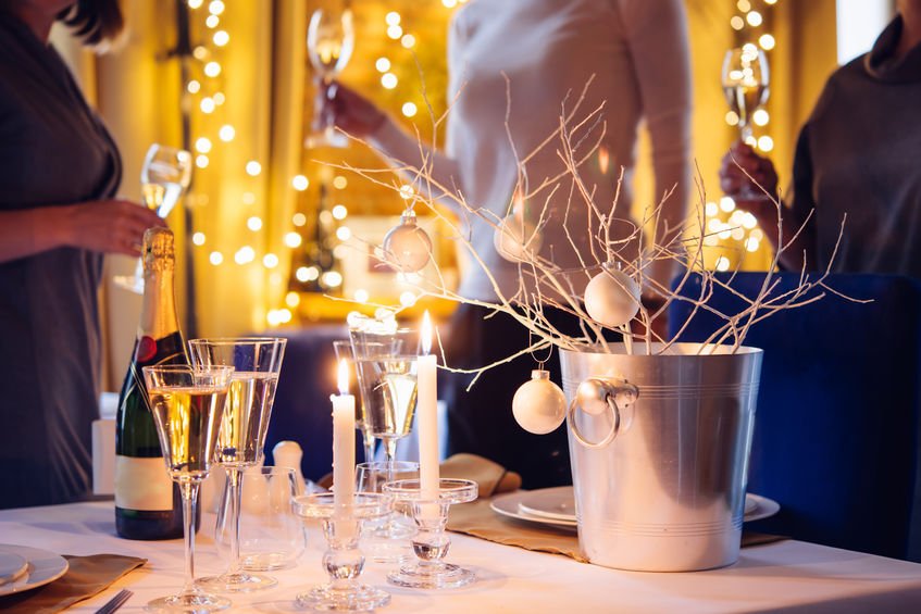 Taças de champanhe em mesa branca em uma festa de virada do ano.