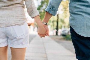 Casal de mãos dadas
