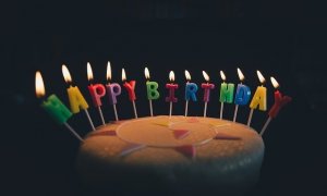 Pixabay/Pexels Bolo de aniversário com velas formando 'Happy Birthday'