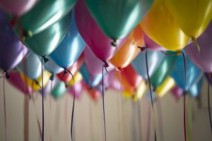 Unsplash/ Adi Goldstein Bexigas coloridas