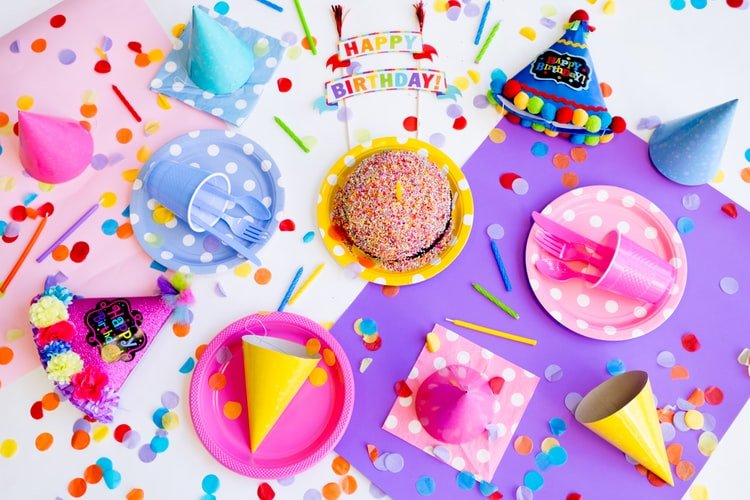 Pratos descartáveis, copos e utensílios de festa de aniversário
