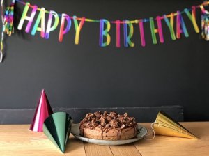 Pixabay/ Rebecca Wiggins Decoração de aniversário e bolo de chocolate