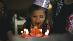 Unsplash/Jorge Ibanez Criança fazendo aniversário