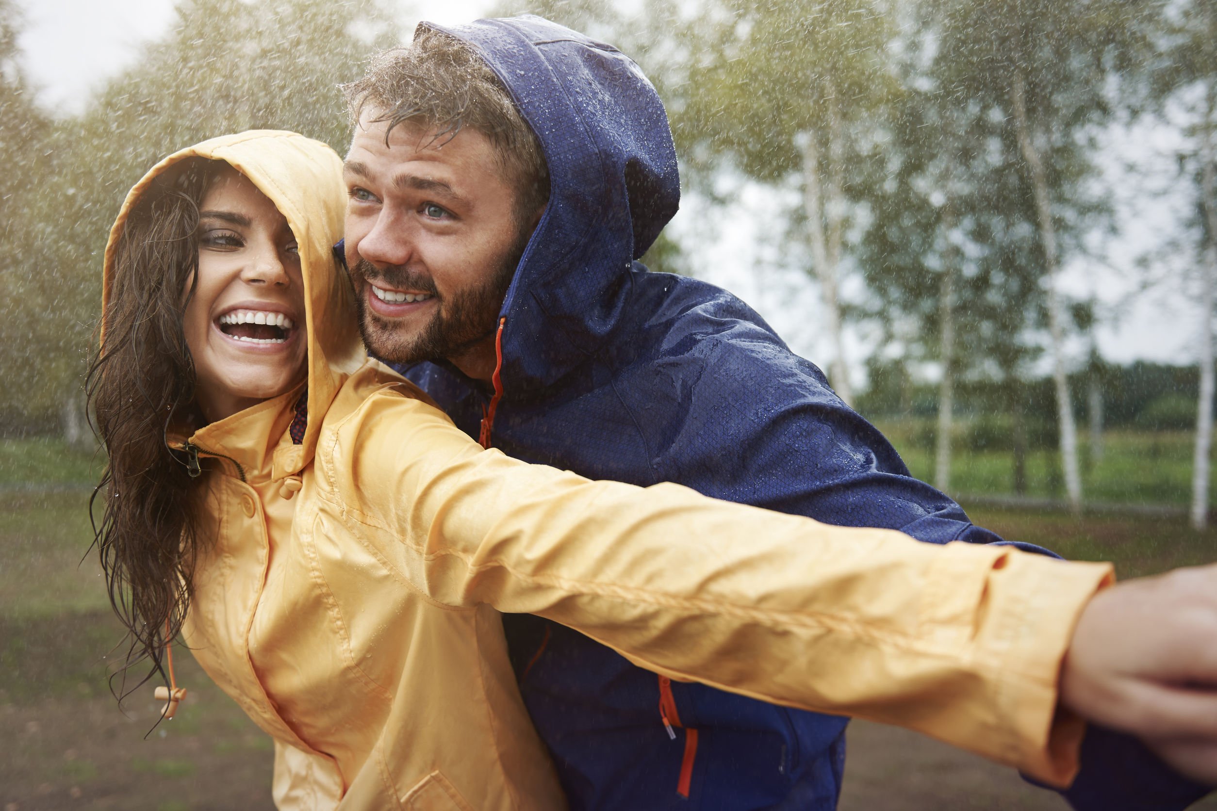 Foto de casal na chuva