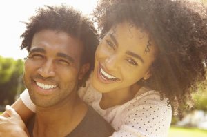Casal sorrindo.