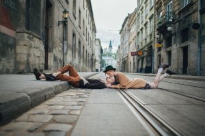 Casal se beijando em meio aos trilhos do trem na cidade.