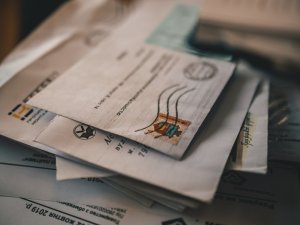 Monte de cartas com envelopes e tamanhos diferentes