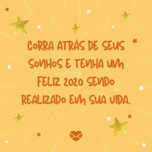 Mulher sentada na cama com luzinhas de natal na mão pensativa