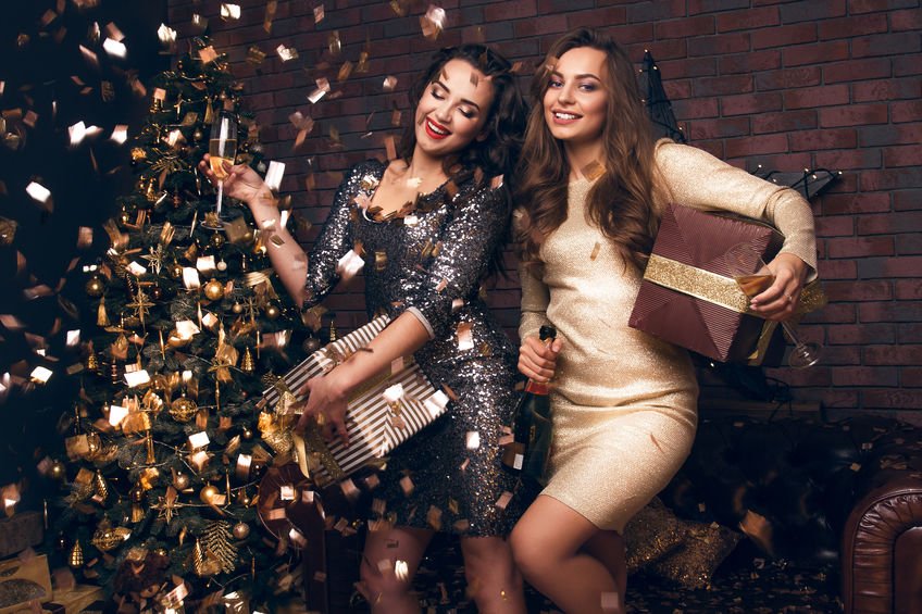 Duas mulheres comemorando o ano novo.