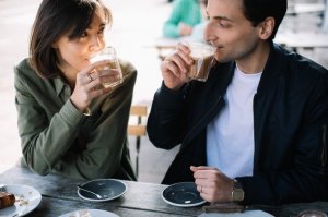 Casal tomando café juntos