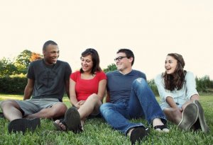 Grupo de pessoas sentados na grama