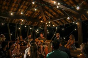 Grupo de pessoas reunidas em uma roda de violão