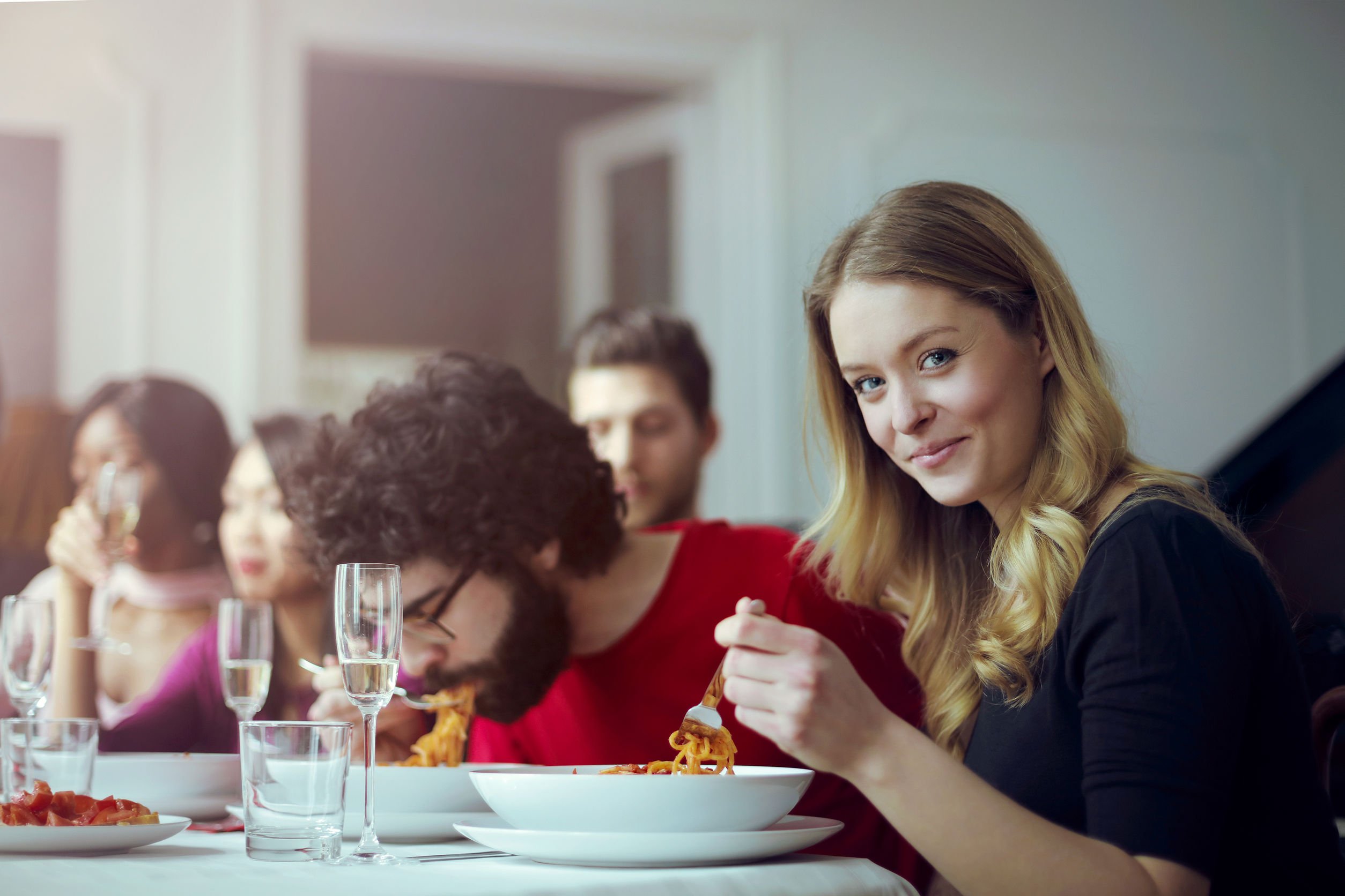 Pessoas reunidas na mesa comendo
