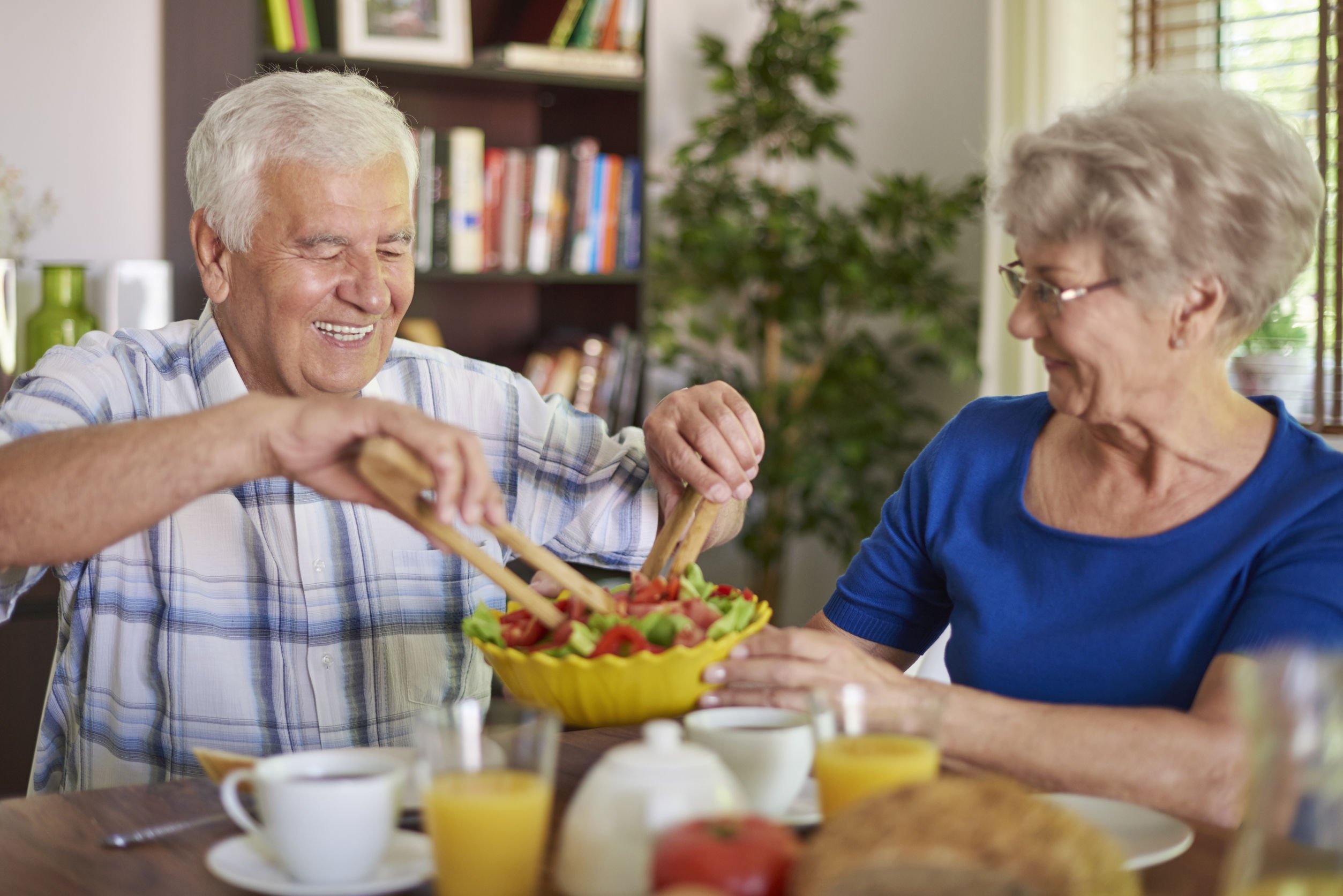 Долголетие мужчины. Здоровое питание для пожилых. Пожилые люди. Правильное питание для пожилых людей. Правильное питание пенсионеров.