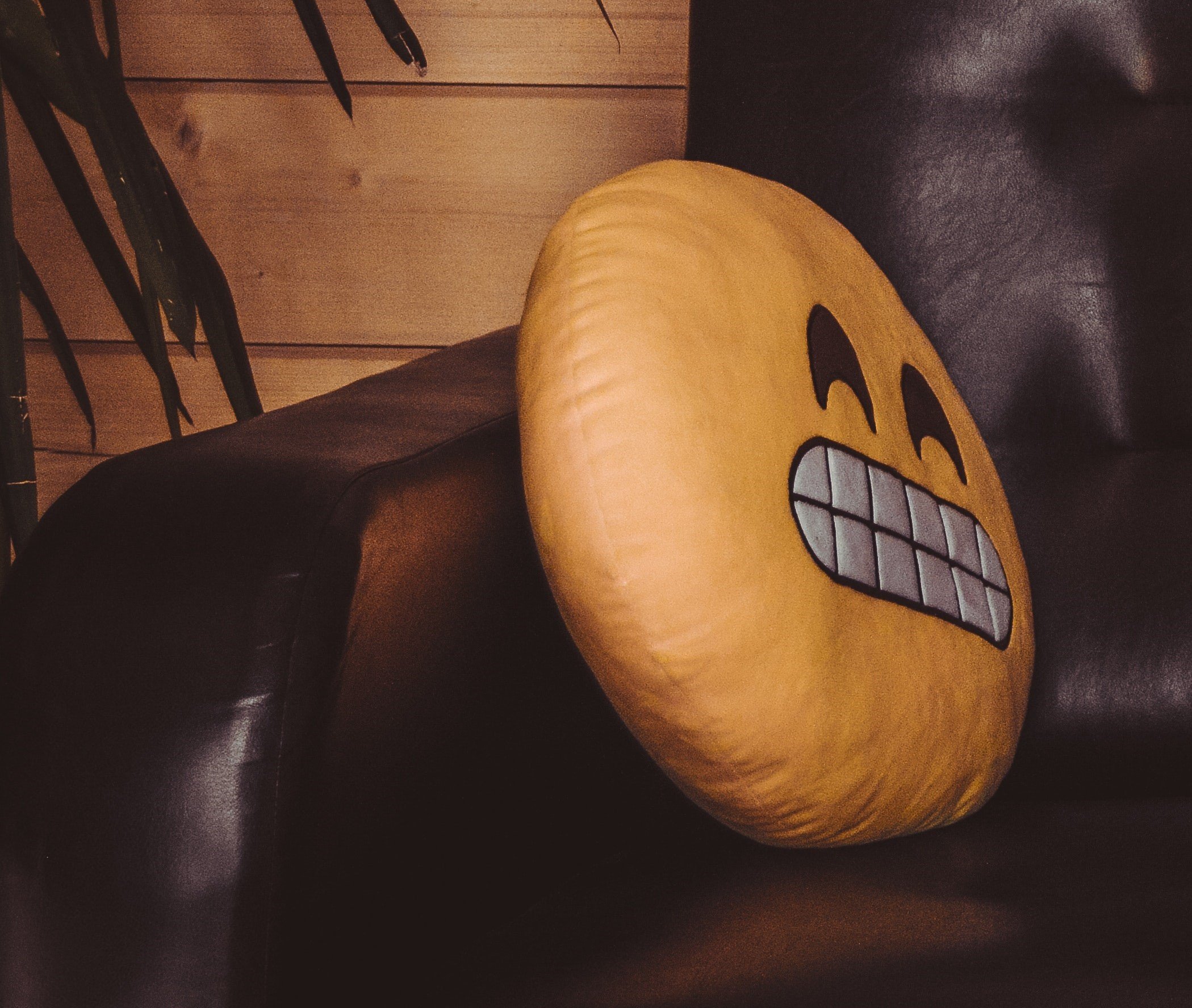 Almofada do emoji no sofá