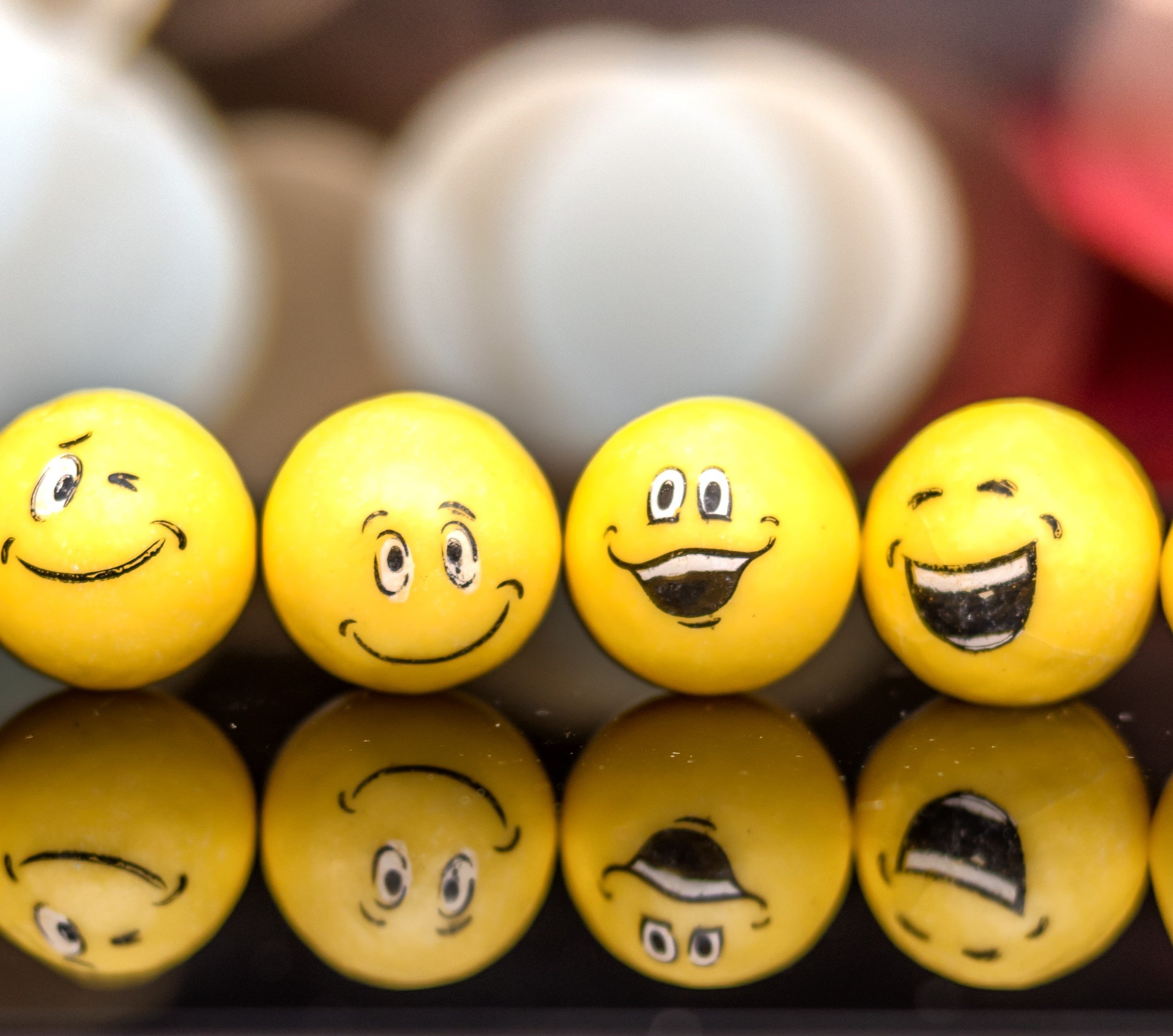 Bolinhas com rostinhos de emoji