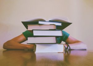 Pessoa trás dos livros