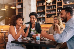 pessoas reunidas na mesa de um restaurante