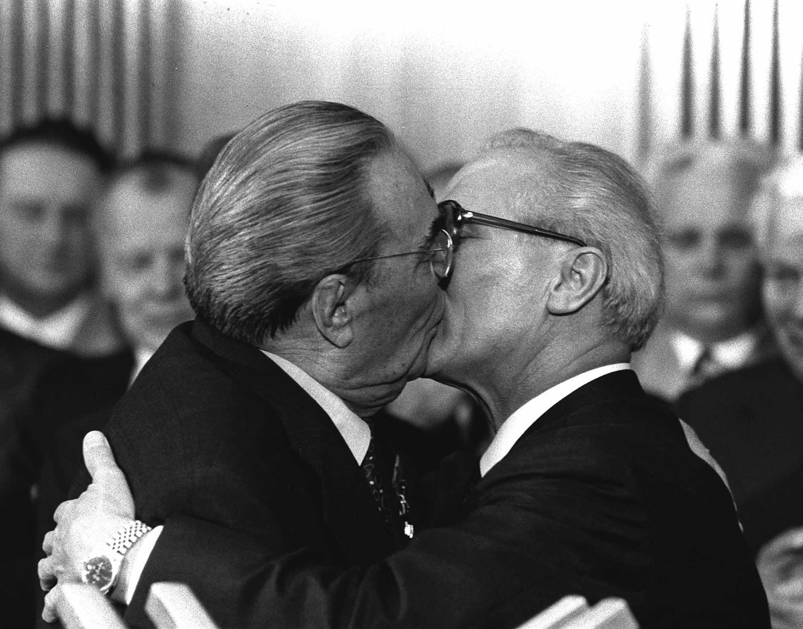 Líder soviético e presidente da Alemanha orientam beijando-se