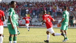 Jogadores do Internacional e Chapecoence em campo