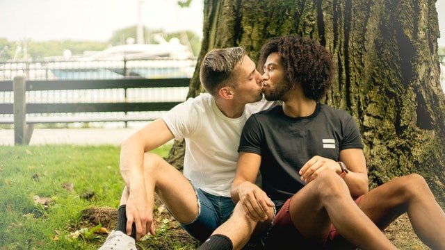 Casal homossexual se beijando