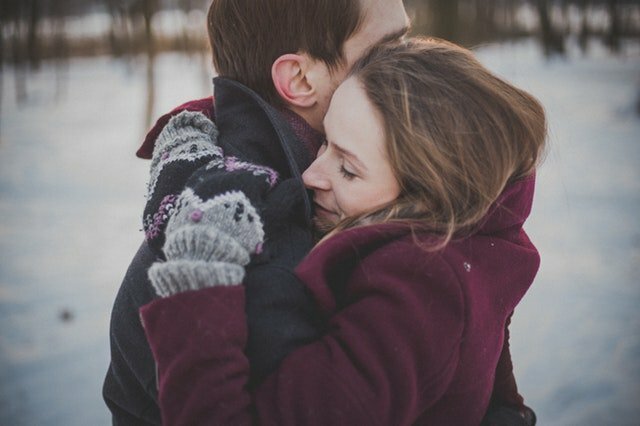 Casal abraçado na neve