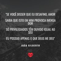 Pessoa tocando violão de frente para uma árvore