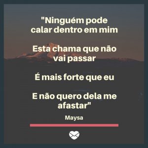 Homem sentado no sofá tocando violão e mulher sentada no chão olhando para o homem