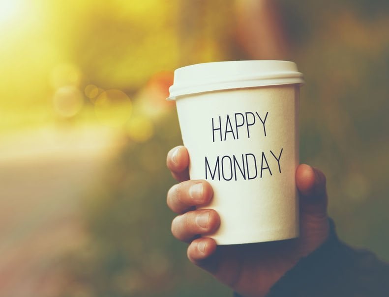 Café com os dizeres 'Happy Monday' (feliz segunda, em inglês)' - Tenha uma segunda abençoada!