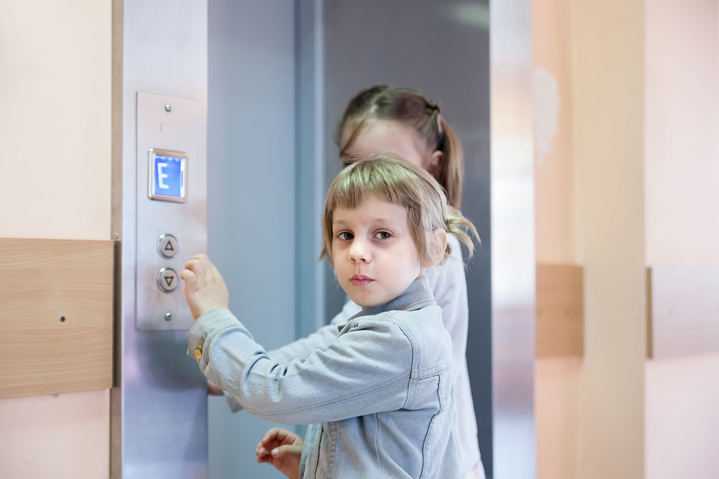 Foto de crianças no elevador