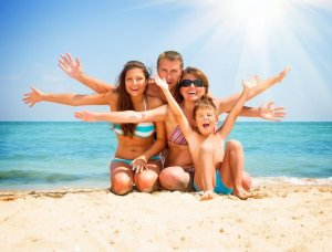 Família sorrindo na praia