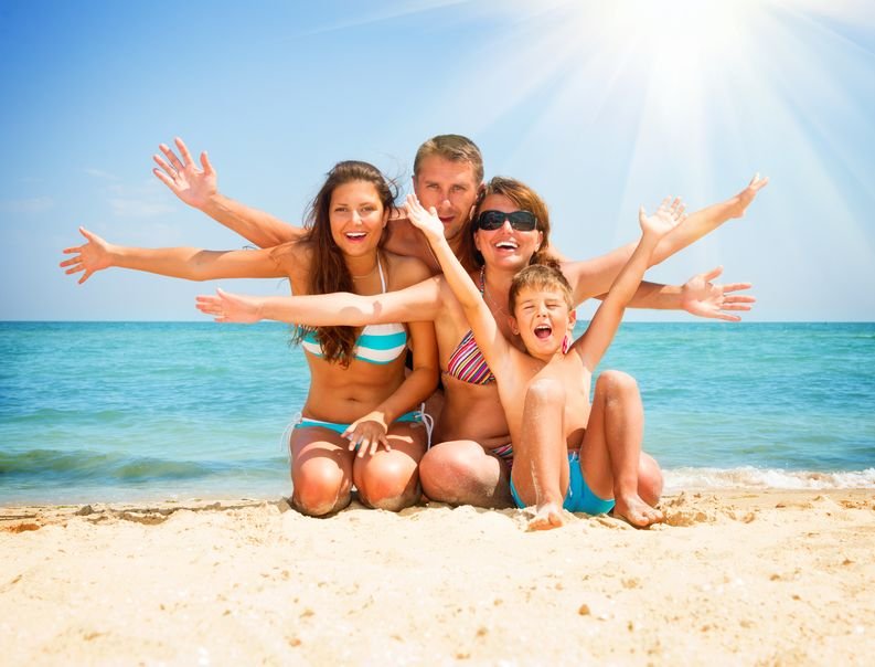 Família sorrindo na praia