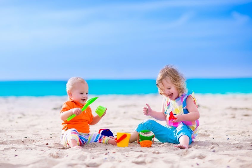 Crianças brincando na areia
