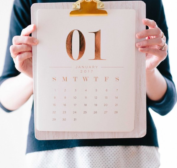 Mulher segurando um calendário