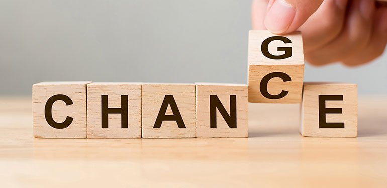 Blocos de letras formando a palavra Chance, com a letra C sendo trocada pela G e formando Change (mudança, em inglês)