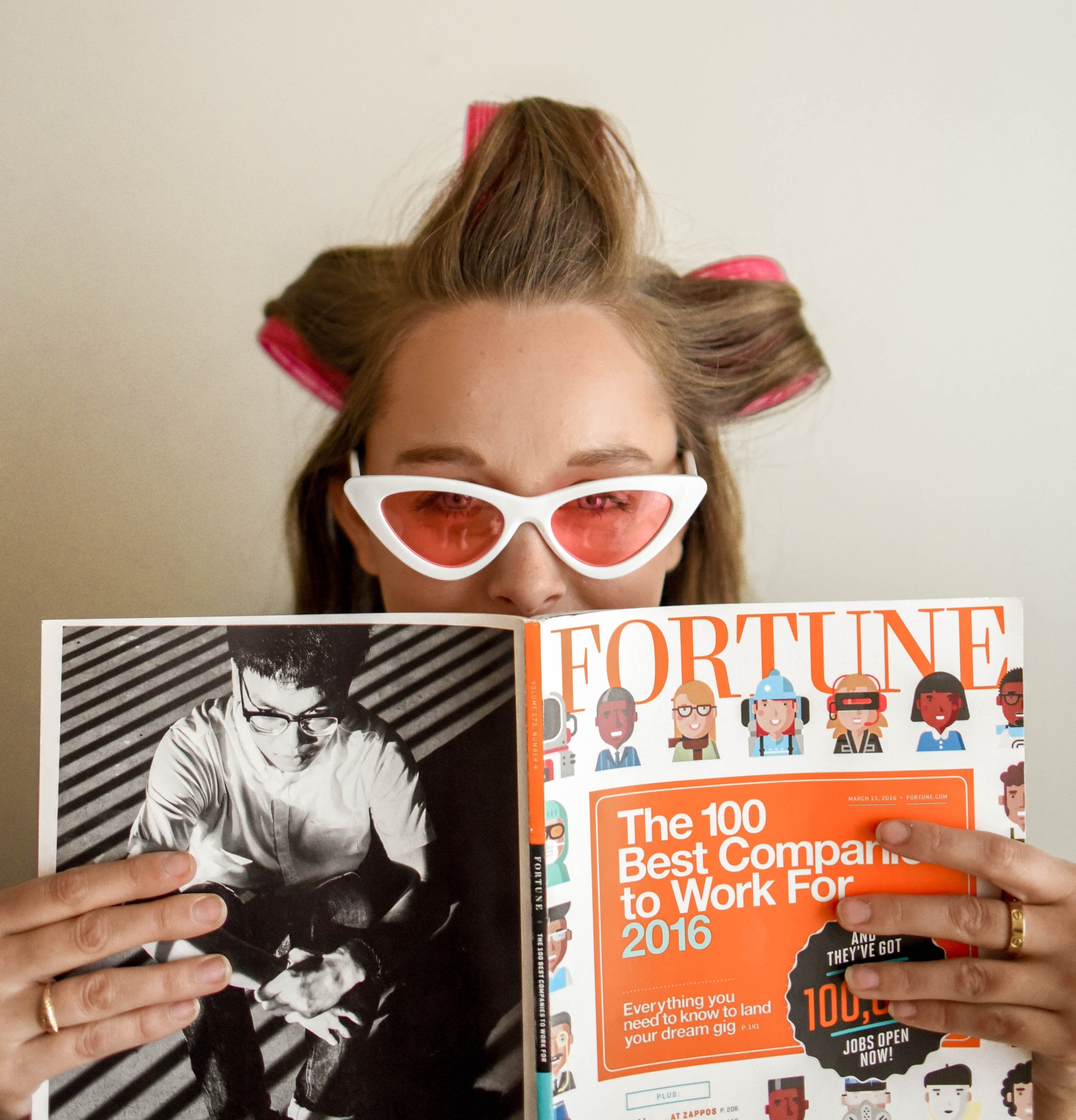 Mulher no salão de cabeleireiro segurando uma revista