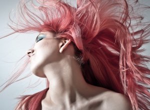 Mulher jogando o cabelo de lado