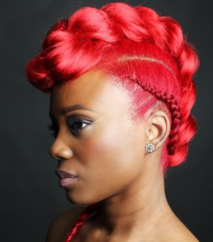 Mulher de lado com penteado no cabelo