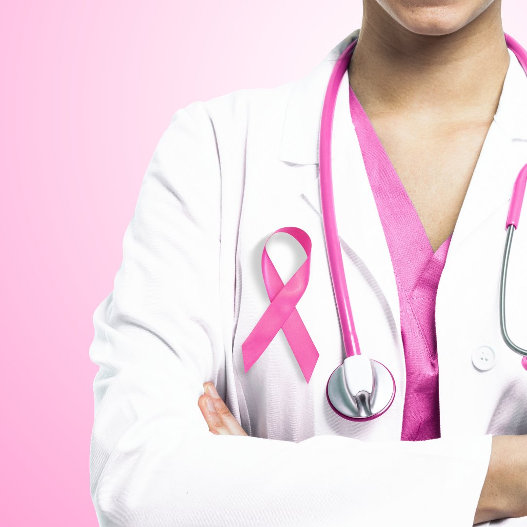 Médica com o símbolo do câncer de mama no peito