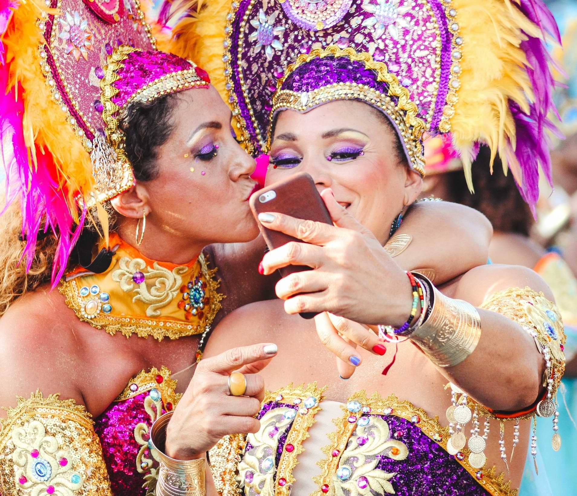 Duas mulheres tirando foto no Carnaval