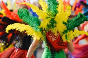 Mulher dançando carnaval sorridente