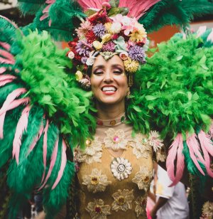Mulher vestida com as roupas de carnaval
