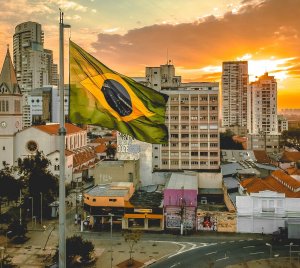 Cidade com uma bandeira do Brasil