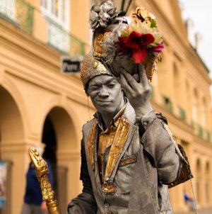 Homem fantasiado de estátua