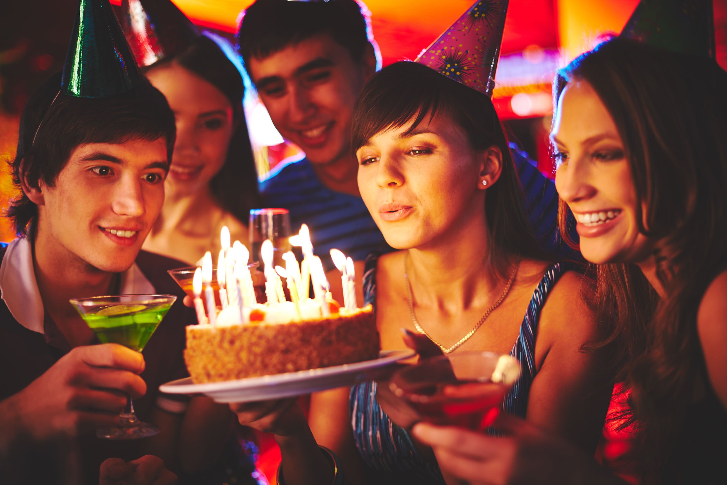 Отметить день рождения в баре. Празднование дня рождения. День рождения вечеринка. Торт вечеринка. Празднуют день рождения.