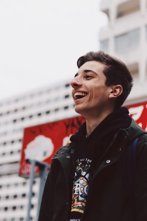 Homem sorrindo