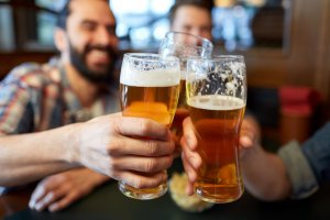 Dois homens tomando cerveja