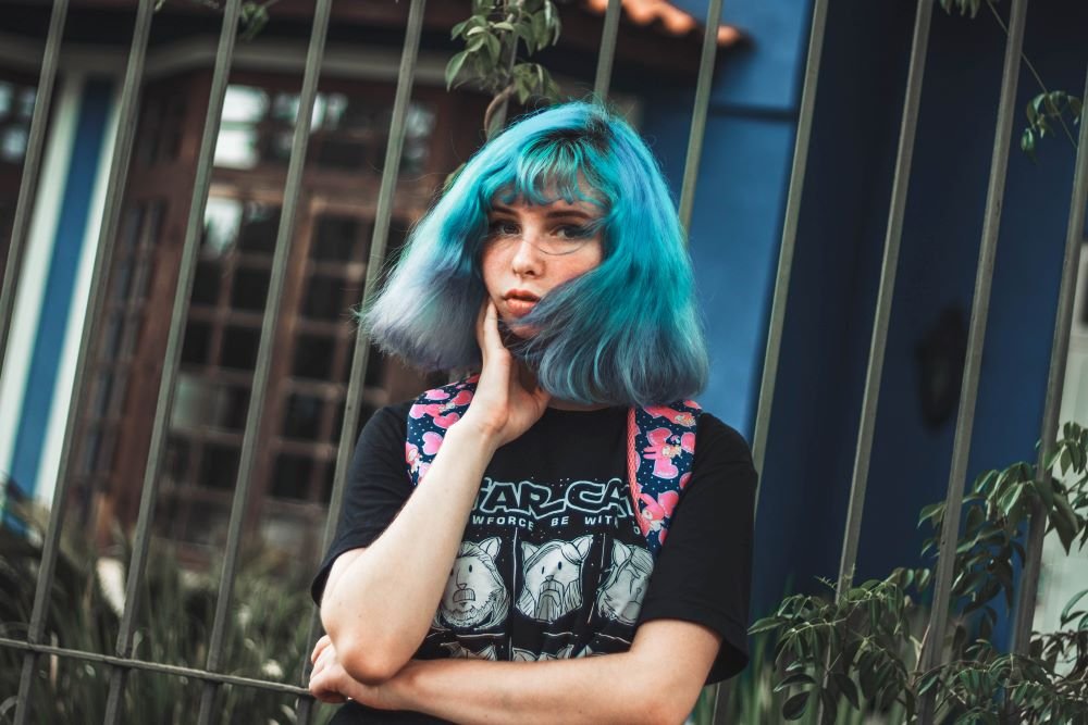 Menina posando com expressão séria.