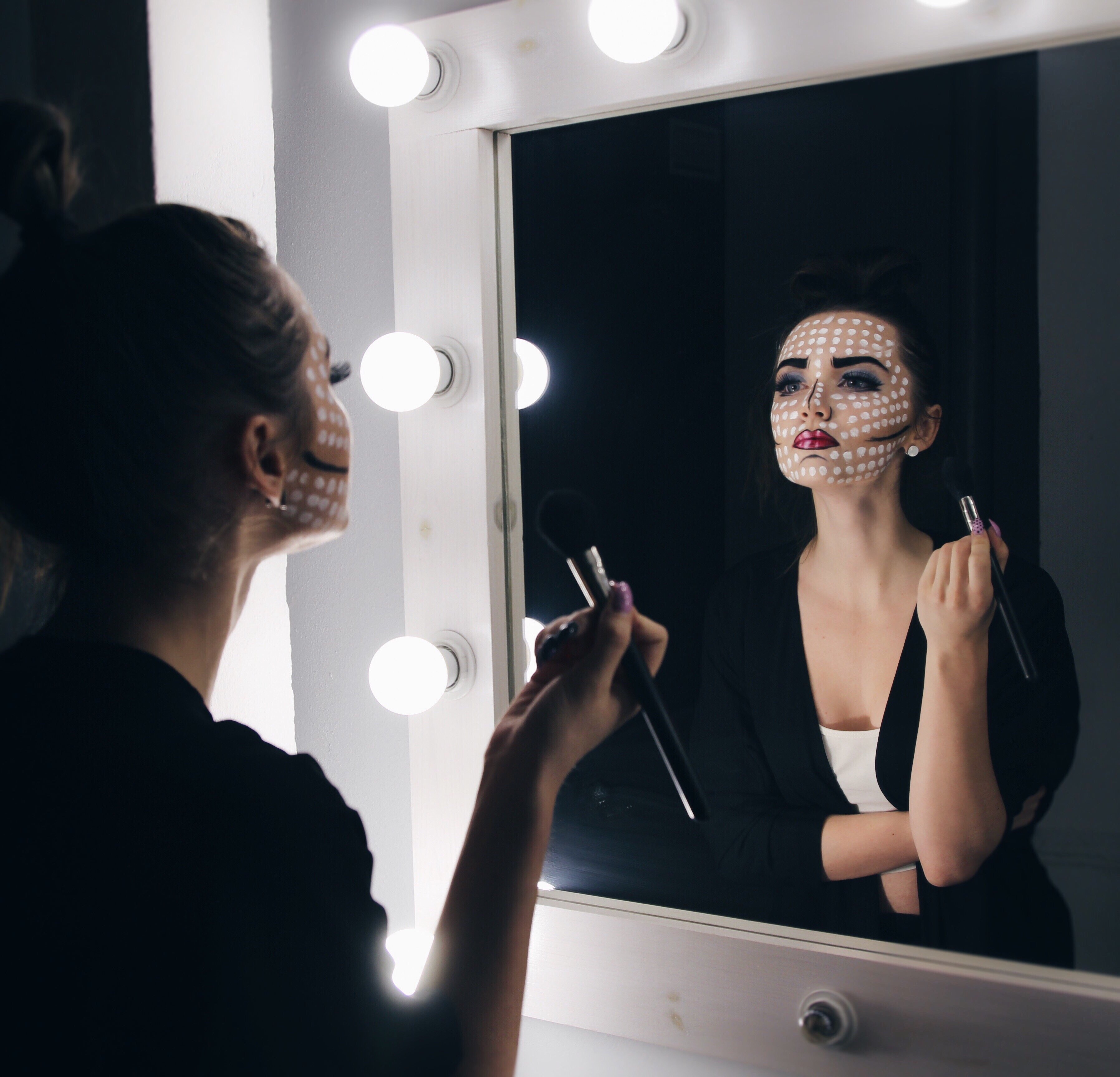 Mulher colocando maquiagem no rosto